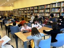 Minikler anneleriyle kitap okudu